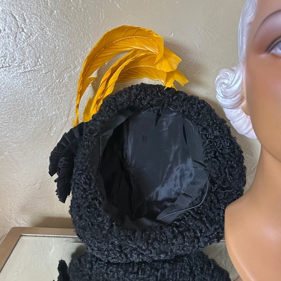 RARE 1940\'s BLACK MOUTON BERET WITH GROSGRAIN ROSETTE & YELLOW CURLY FEATHERS main image 6